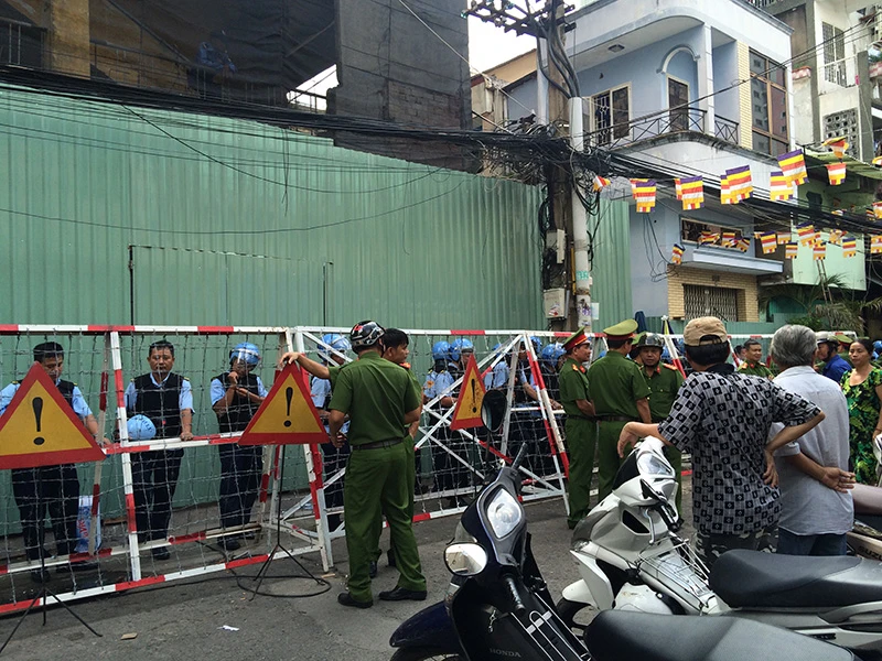 Hàng rào cảnh báo cũng được thiết lập 